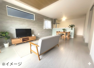 【居間・リビング】 | 佐伯区利松3丁目　全2区画　NO1【50坪】 | キッチンから見えるリビングは、ご家族の様子がしっかり見える配置となっています☆火を使わないIHクッキングヒーターは、お子様にも安心で、夏でも熱くない調理が可能です☆