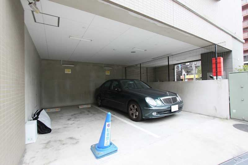 カスタリア森下の駐車場