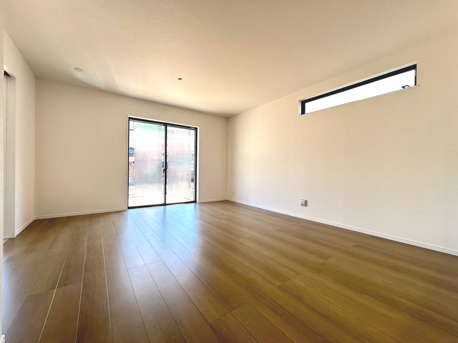 ハートフルタウン　一宮市萩原町林野　全3区画分譲の居間・リビング|フローリング材には木目調で木材特有の風合いがあり、ナチュラルな美しさになっています。