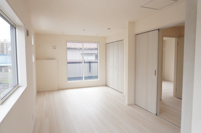草加市新里町 新築分譲住宅 全8棟 3号棟の洋室|2階 10.81帖（5.56帖＋5.25帖）