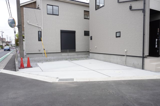 草加市新里町 新築分譲住宅 全8棟 3号棟の駐車場