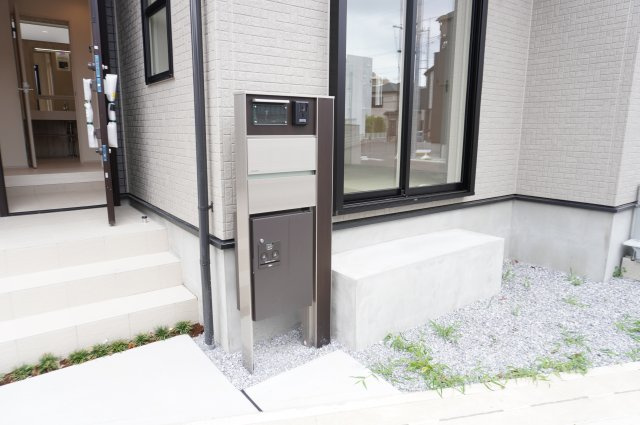 草加市新里町 新築分譲住宅 全8棟 3号棟の設備|インターホン機能・宅配BOX付き門柱