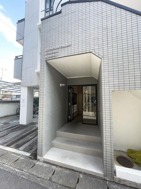 ジュネパレス市川末広のエントランス