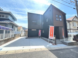 【外観】 | 佐伯区美鈴が丘緑２丁目【全1棟】 | モノトーンを基調としたモダンな外観デザイン。並列で複数台の駐車が可能なゆとりあるカースペースを確保しています。前面道路との高低差も少なく、スムーズな入出庫が可能です。