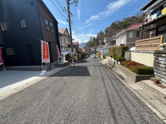【前面道路含む現地写真】 | 佐伯区美鈴が丘緑２丁目【全1棟】 | 穏やかな住宅街に位置し、前面道路は視認性が良く開放感があります。周囲には高い建物が少なく、青空が広がる心地よい住環境です。歩道も整備されており、小さなお子様がいるご家庭も安心です。