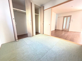 【和室】 | 西区南観音8丁目　全6区画　NO2【外構工事込】 | リビング続きの4.5帖和室