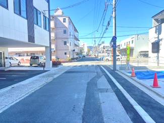 【前面道路含む現地写真】 | 西区南観音8丁目　全6区画　NO2【外構工事込】 | 前面道路7.1ｍで駐車もスムーズ