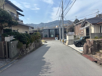 【前面道路含む現地写真】 | カーサ・ヴェルディ峰高2丁目　全2区画　NO1 | 前面道路は幅員が確保されており、視認性も良く開放的な印象です。周辺は落ち着いた住宅街となっており、山々を望む穏やかな環境です。交通量も比較的少なく、小さなお子様がいるご家庭も歩きやすい環境です。