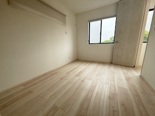 【洋室】 | 廿日市市阿品台1（阿品東駅）全2区画　A棟【エアコン2基付き】【P3台】【角地】 | 2階　洋室×3　収納付きでお部屋がスッキリ広く使えます。　
