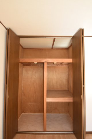 レジデンス北原台の収納|リビング横の洋室の収納。たっぷり入ります。
同タイプ別の部屋の写真です