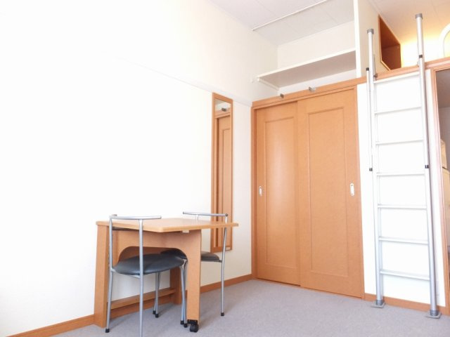 レオパレスａｉの居間・リビング|２階は全室カーペット仕様です。