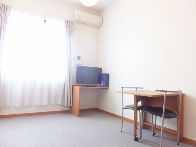 レオパレスａｉの居間・リビング|備え付きのテーブルは折り畳むことが出来ます！