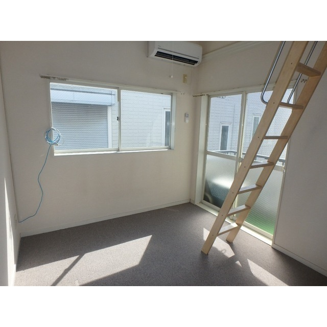 レオパレスアムールの居間・リビング