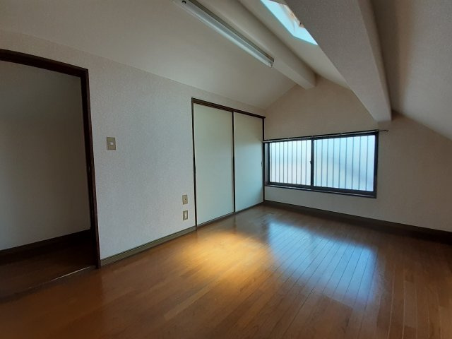 泉町貸家の洋室