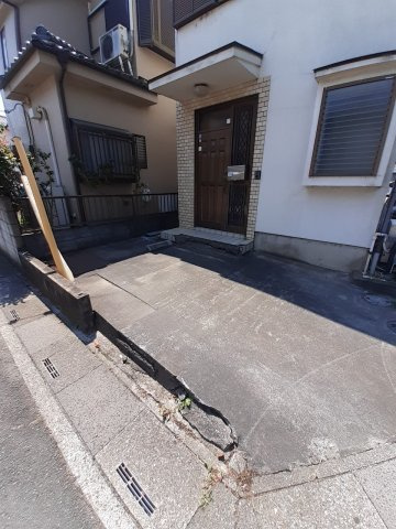 泉町貸家の駐車場
