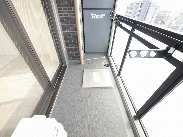 大阪市淀川区木川東２丁目の賃貸マンションのバルコニー