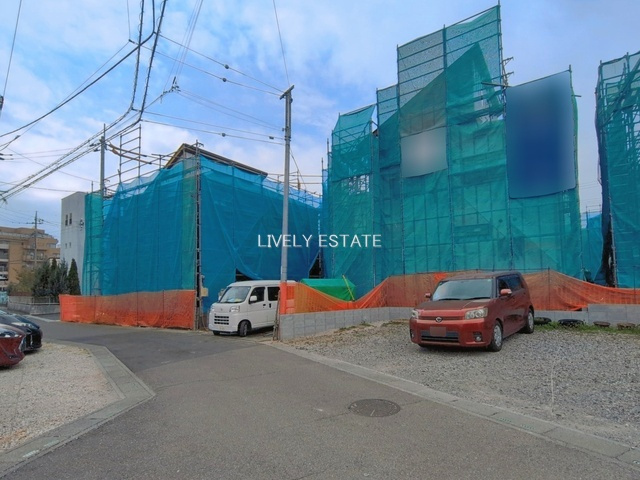 草加市新里町 新築分譲住宅 全8棟 6号棟の前面道路含む現地写真