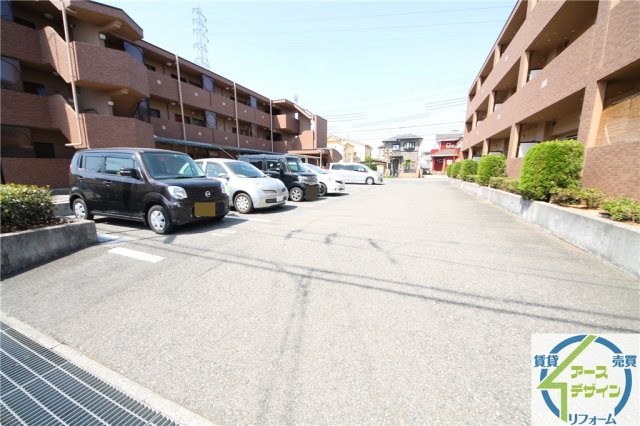 プラザハイツ二ツ屋A棟の駐車場