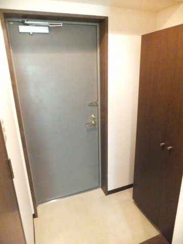 フローラ本八幡の玄関