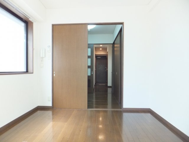 フローラ本八幡の洋室