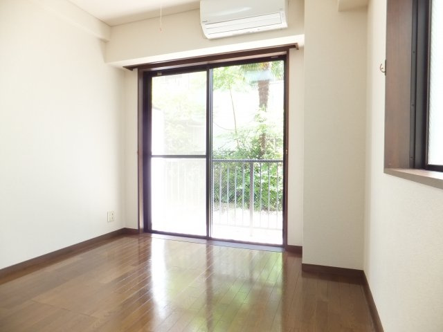 フローラ本八幡の洋室