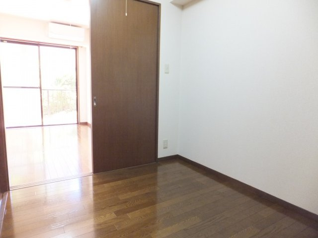 フローラ本八幡の洋室