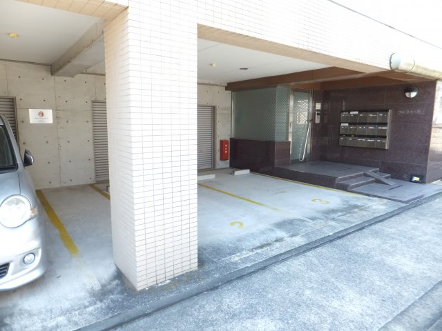 フローラ本八幡の駐車場