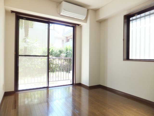 フローラ本八幡の居間・リビング