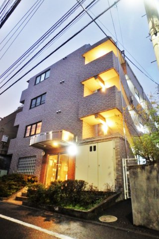 パークウェル西新宿のエントランス|エントランス部には宅配ボックスも。夜間撮影
