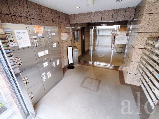 パークウェル西新宿のエントランス|ネットでのお買い物も安心。宅配ボックス