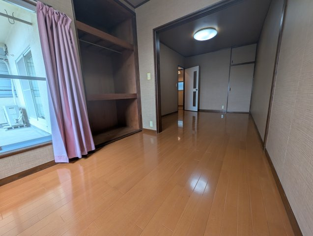 高取山町一戸建の洋室