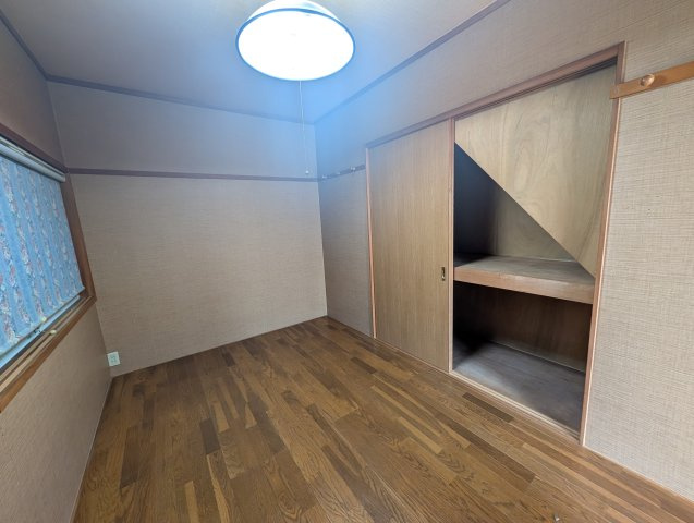 高取山町一戸建の洋室