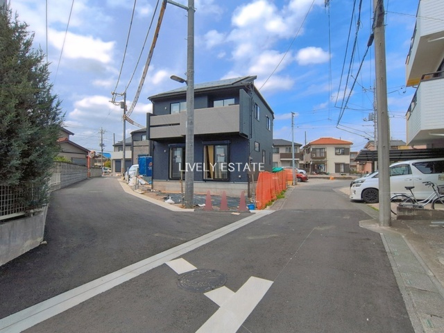 草加市新里町 新築分譲住宅 全8棟 7号棟の前面道路含む現地写真