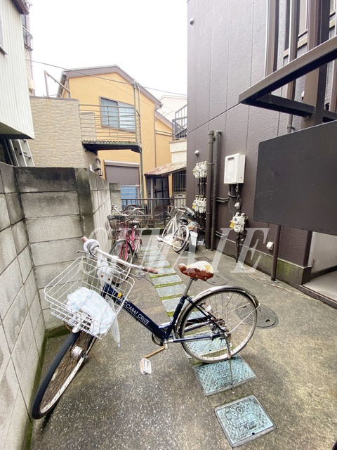 プレステージ新小岩のエントランス|駐輪場になります。