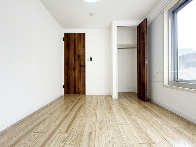 【子供部屋】 | 哲学堂コーポラス | 収納スペースを備えた洋室。現地をご覧になった際には、部屋の大きさのほか、収納部分のサイズなどもご確認ください。～即日のご見学可能～　お問合せはお気軽にどうぞ。
