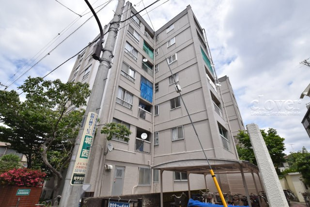 【外観】 | 哲学堂コーポラス | さほど大きなサイズではありませんが、清潔感があり、好感の持てるマンション外観。ぜひ一度、現地でご覧ください。～即日のご見学可能～　お問合せはお気軽にどうぞ。
