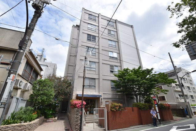 【現況写真】 | 哲学堂コーポラス | 外観と前面道路の様子。～即日のご見学可能～　お問合せはお気軽にどうぞ。
