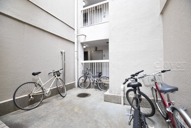 【駐輪場】 | 哲学堂コーポラス | 自転車置き場。マンションの共用部にあたります。空きの有無や駐輪料金、各戸の台数制限などについては、改めてお問い合わせください。～即日のご見学可能～　お問合せはお気軽にどうぞ。
