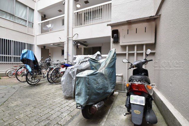 【駐車場】 | 哲学堂コーポラス | バイク置き場。空き区画の有無や駐輪料金、サイズおよび排気量規定などについては、改めてお問い合わせください。～即日のご見学可能～　お問合せはお気軽にどうぞ。
