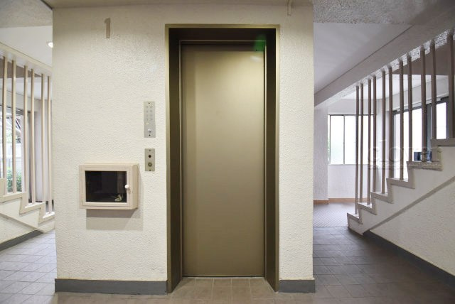 【設備】 | 哲学堂コーポラス | バリアフリーの強い味方、エレベーターが設置されています。メンテナンスに手間と費用がかかる設備ですが、あるとないとでは大違い。～即日のご見学可能～　お問合せはお気軽にどうぞ。
