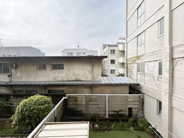【展望】 | 哲学堂コーポラス | 眼前に広がる空の雄大さと、このお部屋の自慢の一つである「眺望」をご覧ください。毎日、この景色を独り占めできる新生活に夢が広がります。～即日のご見学可能～　お問合せはお気軽にどうぞ。
