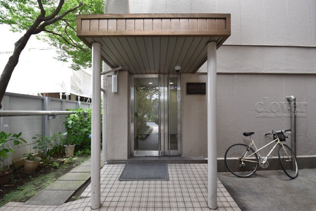 【エントランス】 | 哲学堂コーポラス | マンションの正面エントランス。出入りする人間を癒してくれるマンション入り口であり、その建物の「顔」でもあります。～即日のご見学可能～　お問合せはお気軽にどうぞ。

