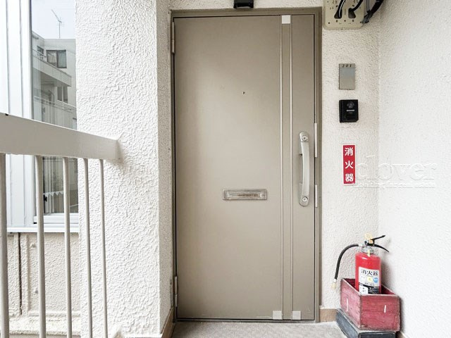 【その他共用部分】 | 哲学堂コーポラス | 交換工事で一新された玄関ドア。マンションの管理状態の良さの表れでもあります。美観の保たれている様子もぜひご体感ください。～即日のご見学可能～　お問合せはお気軽にどうぞ。

