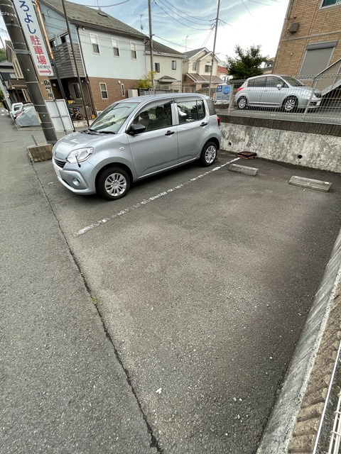 メイプルコートの駐車場