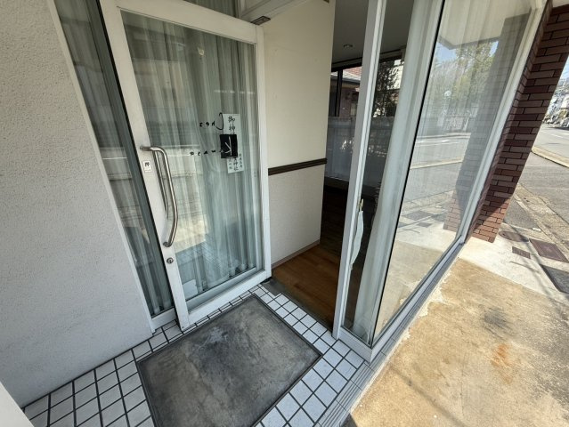 鹿ケ谷テナントの玄関