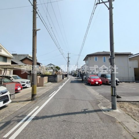 ６５４３３　岐阜市長良有明町土地の前面道路含む現地写真