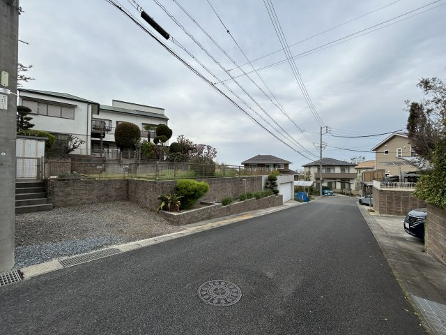 半田市亀崎高根町2丁目の前面道路含む現地写真|R8.4.6撮影　90坪の広大なお庭があります☆