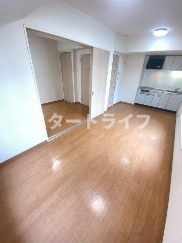 大阪市淀川区西中島３丁目の賃貸マンションの居間・リビング