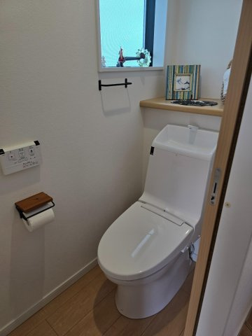【トイレ】 | 練馬区練馬２丁目　中古戸建て | 清潔感のあるトイレは、快適で使いやすい落ち着いた空間です