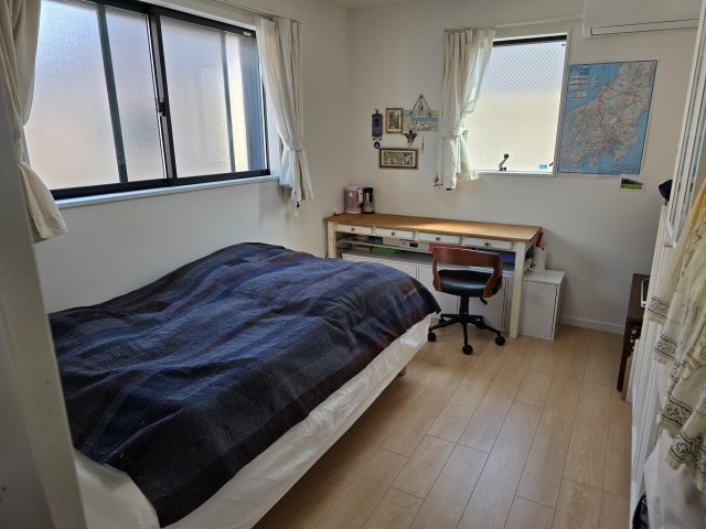【洋室】 | 練馬区練馬２丁目　中古戸建て | 明るい採光が心地よく、ゆったりとくつろげるプライベート空間